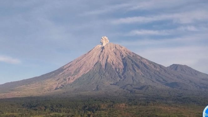 El estado del Monte Semeru ha sido degradado de vigilancia a advertencia