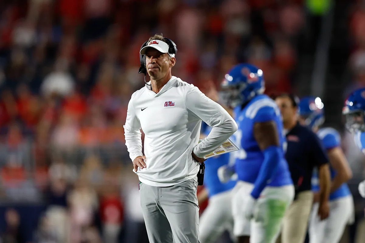El anuncio sobre el futuro de Lane Kiffin se realizará el 29 de noviembre, dice el director deportivo de Ole Miss