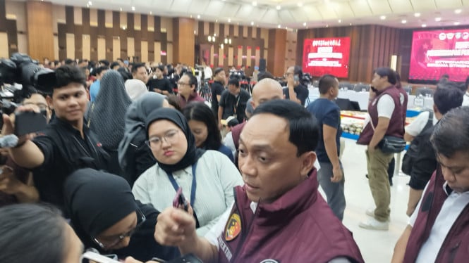 La esposa del ex jefe de policía de Bima, AKBP Didik Putra Kunkoro, también fue interrogada en relación con casos de drogas, se le realizó un análisis de sangre y de su carácter.