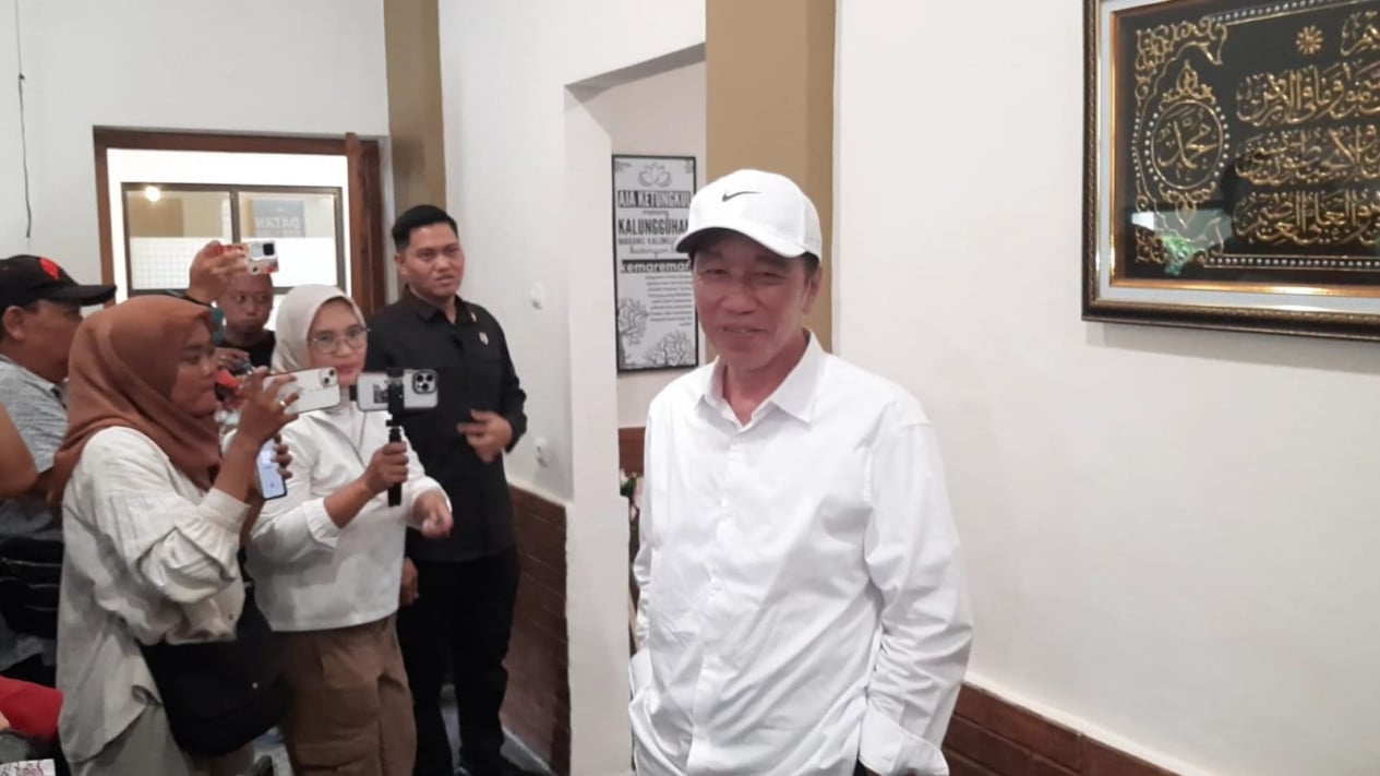 Jokowi asiste al juicio entre Roy Suryo y la Dra. Tifa y muestra su diploma original
