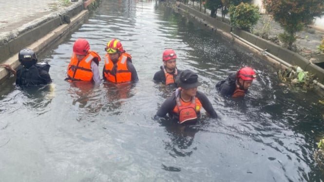 6901f7d4c1a01-petugas-mencari-anak-hanyut-di-selokan-semarang-jawa-tengah_665_374.jpg