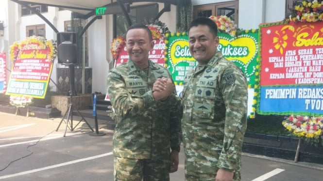 690494e012307-sesmilpres-brigjen-wahyu-yudhayana-dan-kadispenad-kolonel-inf-donny-pramono_665_374.jpg