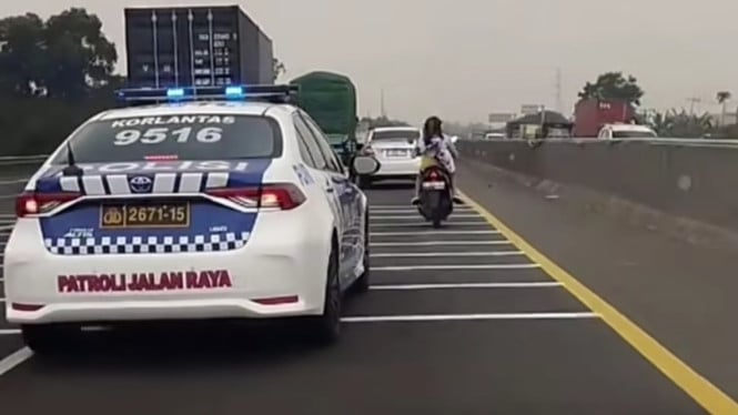 69049980e8f3a-pemotor-wanita-masuk-jalan-tol-cikampek_665_374.jpg