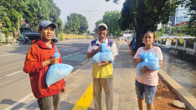 690504df64d8a-warga-jakarta-menerima-paket-bansos_665_374.jpg