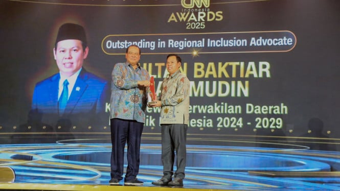 6905ae9210b26-ketua-dpd-ri-sultan-baktiar-najamudin-meraih-penghargaan-cnn-awards-2025_665_374.jpg