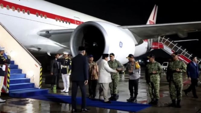 690632df6edf7-presiden-prabowo-subianto-tiba-di-tanah-air-usai-hadiri-ktt-apec-di-korsel_665_374.jpg