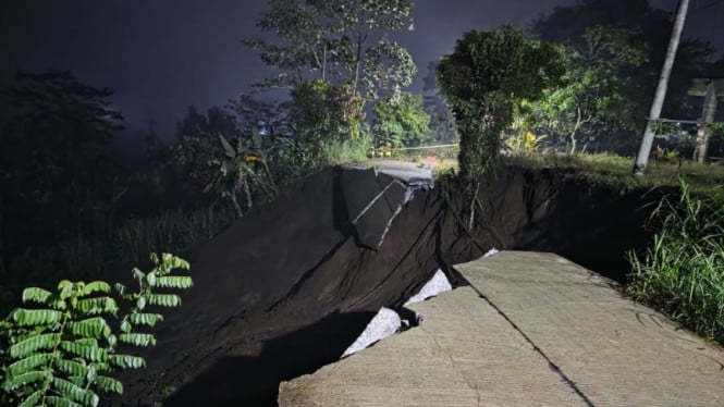 69078cd4baf86-kondisi-jalan-penghubung-desa-nyawangan-picisan-tulungagung-akubat-longsor_665_374.jpeg