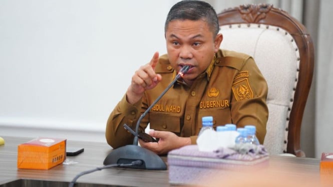 6908aa6f0e098-gubernur-riau-abdul-wahid_665_374.jpg