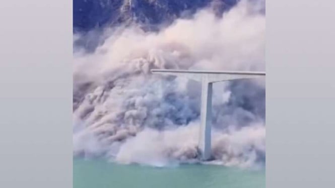 Momentos en los que el puente Hongqi de China se derrumba a pesar de la ceremonia de apertura