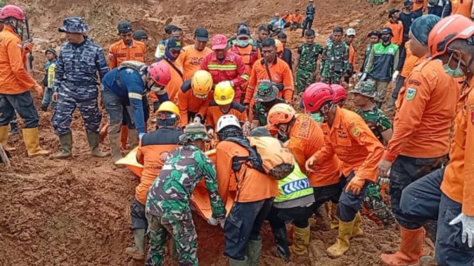 69198b4d6963a-tim-sar-gabungan-kembali-temukan-korban-tewas-longsor-cilacap_665_374.jpg