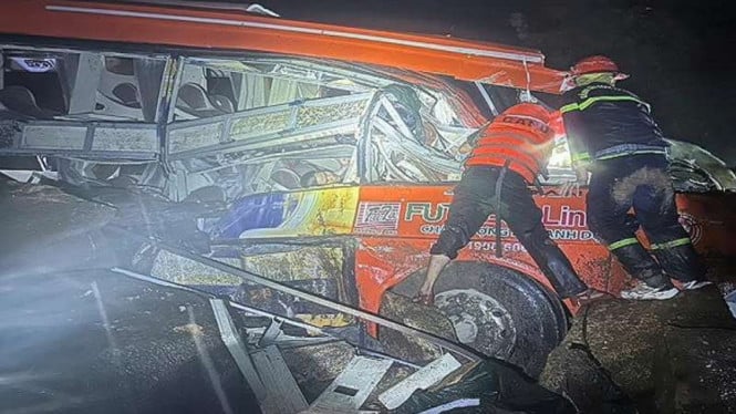 Un deslizamiento de tierra en Vietnam mata a 7 personas, 2 desaparecidos y un autobús lamentablemente enterrado