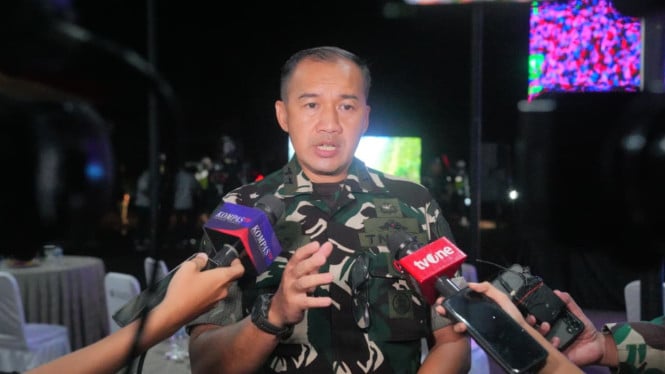 Los residentes de las víctimas de las inundaciones del norte de Sumatra recogen arroz mezclado con barro, el TNI dice que la ayuda cayó desde un helicóptero