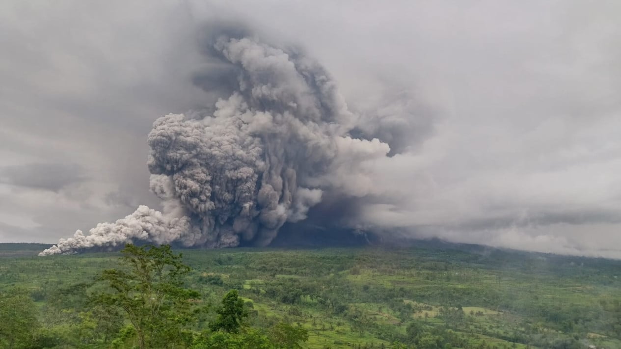 Erupción del monte Semeru acompañada de nubes calientes que caen el sábado por la noche, estado de advertencia