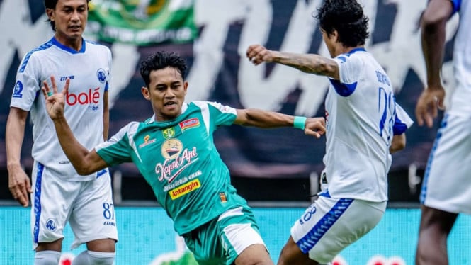 Los goles en propia puerta y las tarjetas rojas colorean el drama entre Persebaia y Aremas en el derbi de Java Oriental, GBT Rumbles