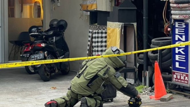 Una maleta sospechosa sin dueño frente a un salón hace que el equipo Jibom de la policía de Bali intervenga, revelando su contenido…