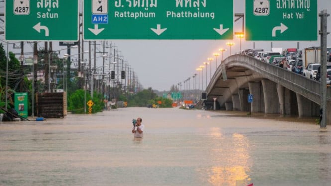 El número de muertos por inundaciones aumenta a 85 en Tailandia y millones de hogares afectados