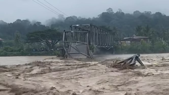 Inundaciones y deslizamientos de tierra azotan Sumatra, lo que llevó al gobierno de la RPD a declarar el estado de desastre nacional