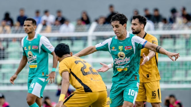 Drama de 12 jugadores y gol en el minuto 99, el feroz duelo entre FC y Persebaia termina sin ganador