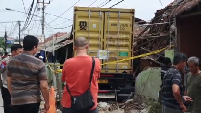 Los frenos fallaron y el camión contenedor se estrelló contra una casa y una tienda de comestibles en la antigua