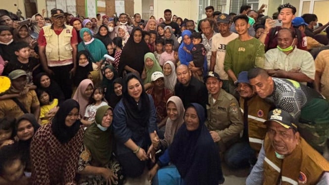 El momento de Titiek Soeharto-Didit visita a las víctimas de las inundaciones en Aceh: Si Dios quiere, ayudaremos