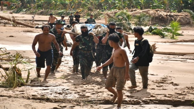 Las inundaciones y los deslizamientos de tierra en Sumatra matan a 604 personas y 464 están desaparecidos