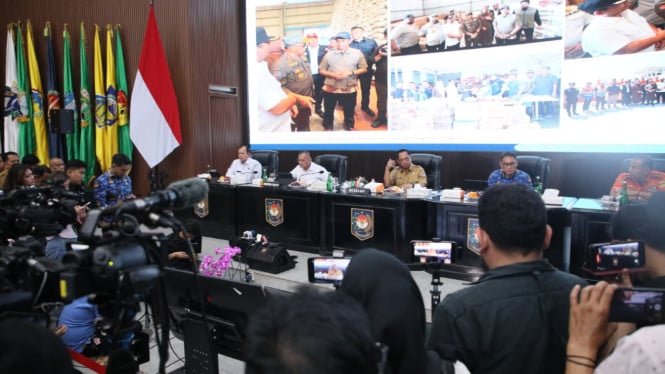 El Ministro del Interior, Tito, explicó la distribución de ayuda alimentaria en zonas de desastre