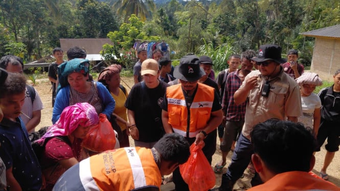 La ayuda continúa llegando, pero la distribución a las víctimas de las inundaciones repentinas en el norte de Tapanuli se ve obstaculizada por carreteras rotas