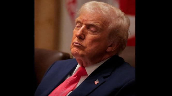 69300f7be3ae2-presiden-as-donald-trump-tertidur-saat-rapat-kabinet_665_374.jpg
