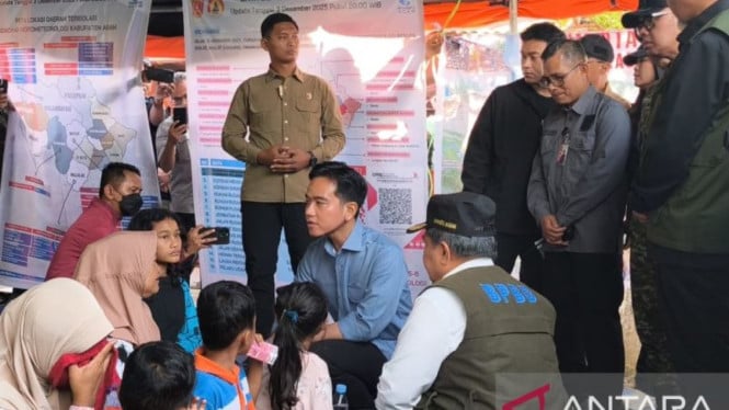 69310d1686402-wapres-gibran-berdialog-dengan-para-korban-banjir-di-kabupaten-agam_665_374.jpeg