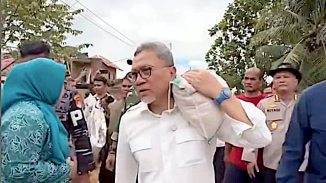 6931412947791-menko-pangan-zulkifli-hasan-saat-kunjungan-ke-lokasi-bencana-di-padang_665_374.jpg