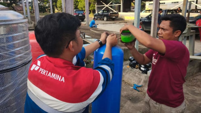 6933d85e15064-pgn-dan-pertamina-peduli-pasok-logistik-dapur-umum-dan-instalasi-air-bersih_665_374.jpg