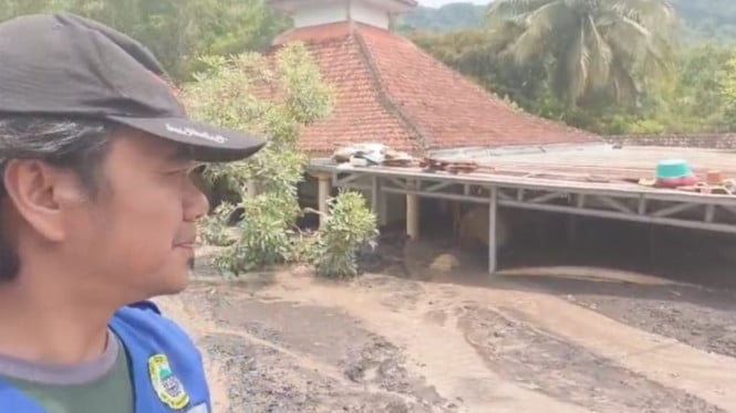 693544ddd5f11-masjid-di-lumajang-diterjang-lahar-semeru-lumajang-jatim_665_374.jpeg