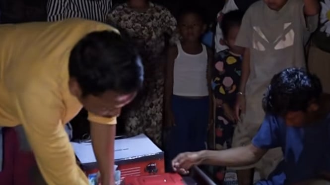 El momento en que los residentes de Tamiang Hulu se unan y digan Alhamdulillah mientras el generador eléctrico está encendido te hará llorar