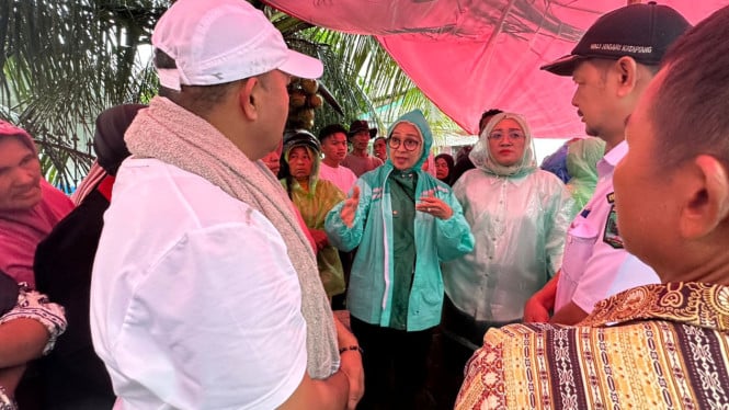 6939939a1b290-rustini-muhaimin-saat-meninjau-korban-banjir-di-sumatera-barat_665_374.jpg