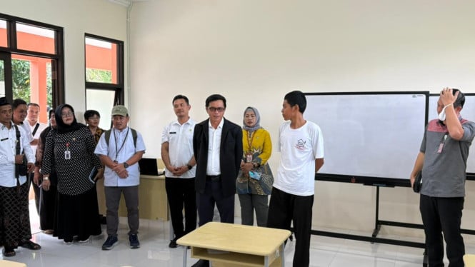 693c0689351c1-kemenko-pm-kunjungi-sekolah-rakyat-di-semarang_665_374.jpg
