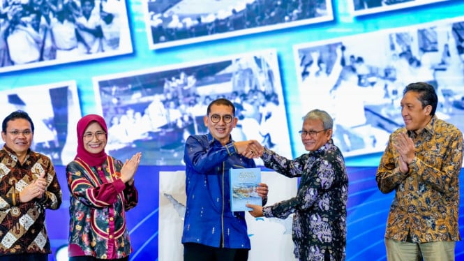 693ec4c67035b-menteri-kebudayaan-fadli-zon-saat-soft-launching-buku-sejarah-indonesia_665_374.jpeg