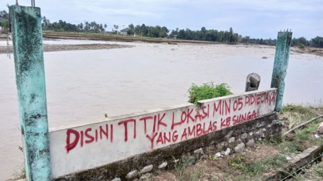 693ecfe979763-fondasi-tersisa-dari-min-05-pidie-jaya-aceh-yang-hilang-diterjang-banjir_665_374.jpg
