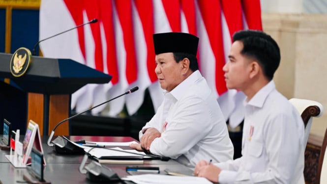 6940000b98813-presiden-prabowo-pimpin-sidang-kabinet_665_374.jpg