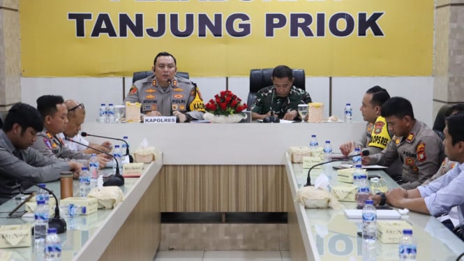 69401f5c30b14-rapat-lintas-sektoral-pengamanan-natal-dan-tahun-baru-di-pelabuhan-tanjung-priok_665_374.jpg