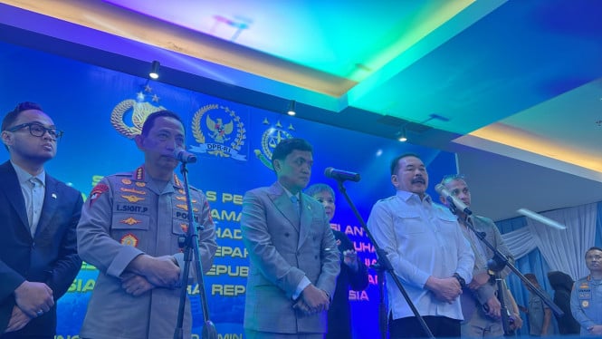694113983ed43-kapolri-kiri-ketua-komisi-iii-dpr-tengah-dan-jaksa-agung-kanan_665_374.jpg