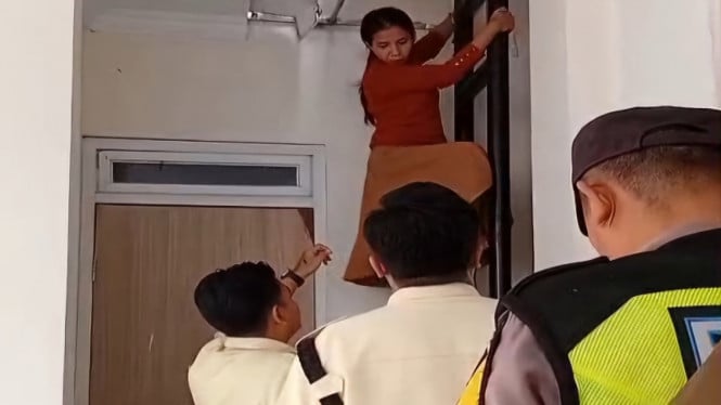 6942d60a65365-emak-emak-komplotan-pencuri-di-brebes-dibekuk-polisi_665_374.jpg