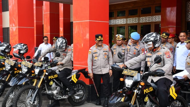 6943c8fd89b16-polda-ntt-menyalurkan-20-motor-untuk-bhabinkamtibmas_665_374.jpg