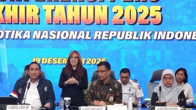 69455b48d361b-kepala-bnn-suyudi-ario-seto-kiri-dalam-konferensi-pers-di-gedung-bnn_665_374.jpeg