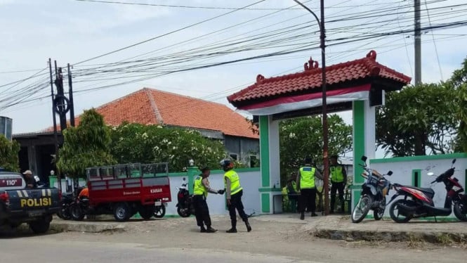 6947a6cba943e-lokasi-pemakaman-dijaga-polisi-saat-autopsi-digelar_665_374.jpg