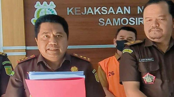 694968ea47a9d-kejaksaan-negeri-samosir-menahan-tersangka-korupsi-dana-bencana-alam_665_374.jpg