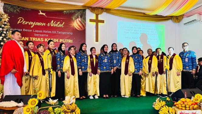 6949d34f6d532-momen-putri-chandrawati-merayakan-natal-di-lapas-kelas-iia-tangerang_665_374.jpg