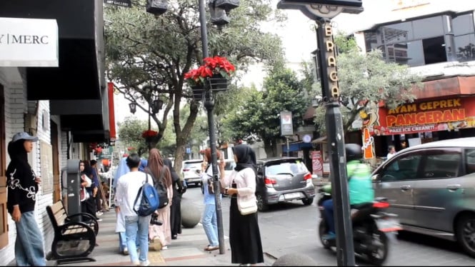 Los desechos humanos se esparcen en la ciudad de Bandung después de las vacaciones de Navidad.