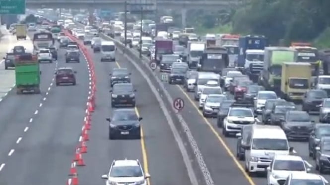 694cfa5834415-kepadatan-di-ruas-tol-jakarta-cikampek-pada-momen-natal-2025_665_374.jpg