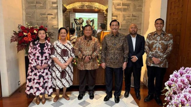 694d5e0731f0a-presiden-prabowo-subianto-menyambangi-kediaman-luhut-di-hari-natal_665_374.jpg