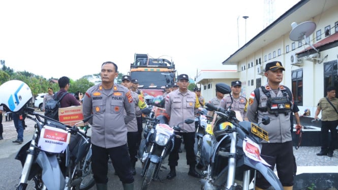 La recuperación tras el desastre se acelera en el norte de Aceh, mientras la policía nacional despliega excavadoras y camiones